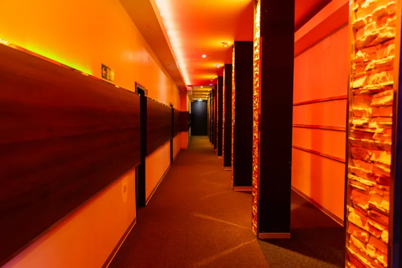 The corridor to the leisure rooms
